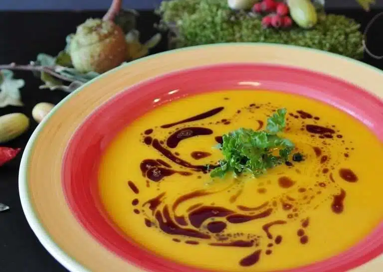 Teller mit Kürbissuppe