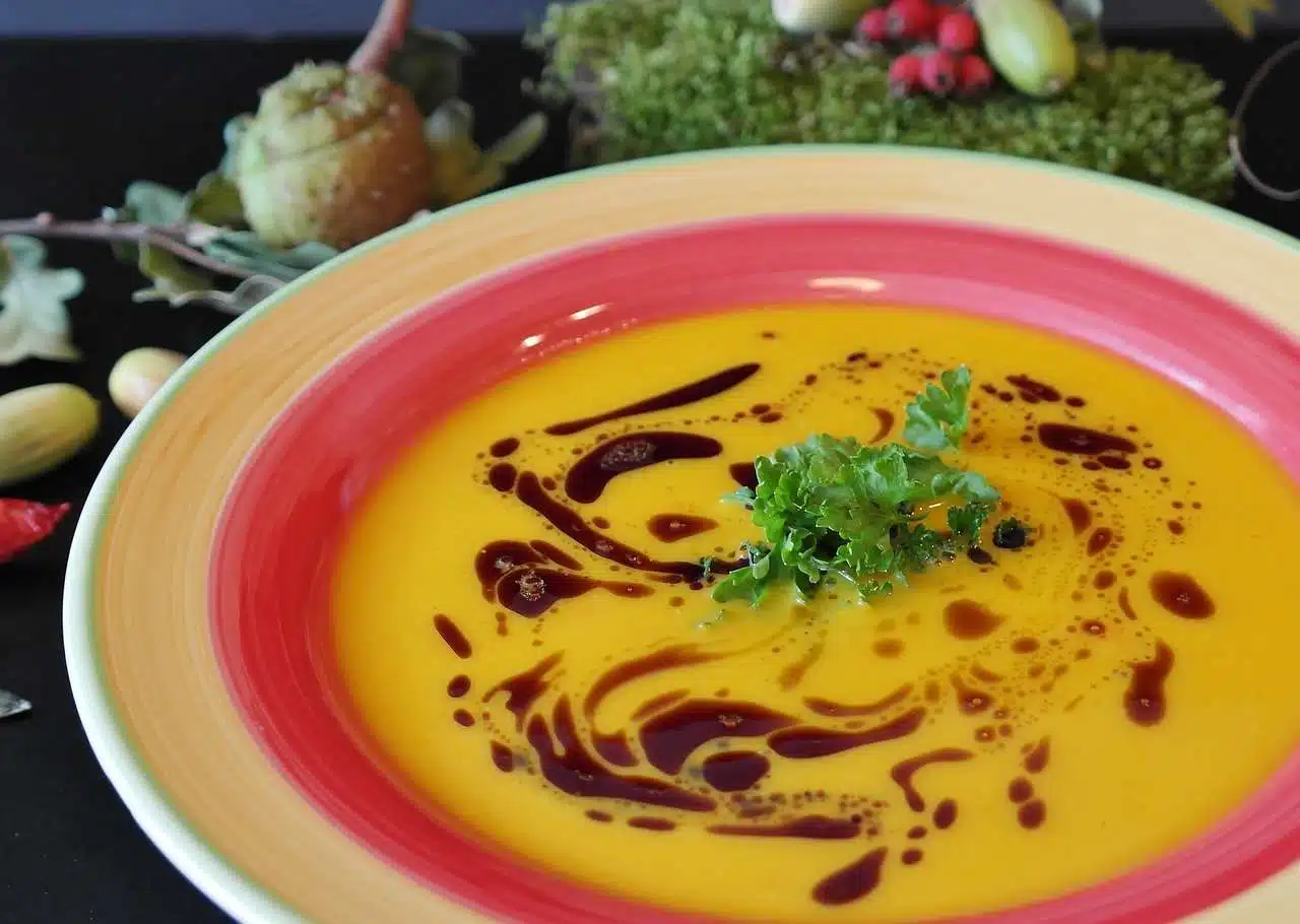 Teller mit Kürbissuppe