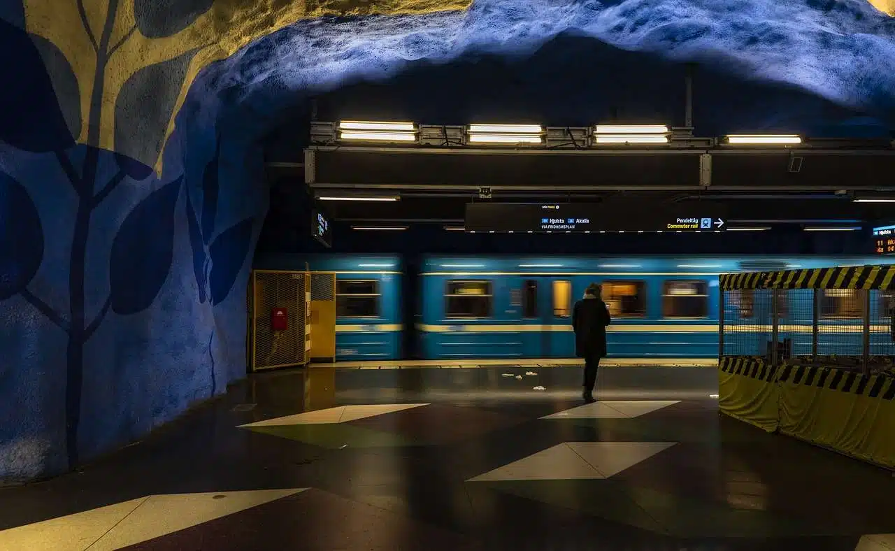 Vorbeifahrende U-Bahn mit wartendem Fahrgast