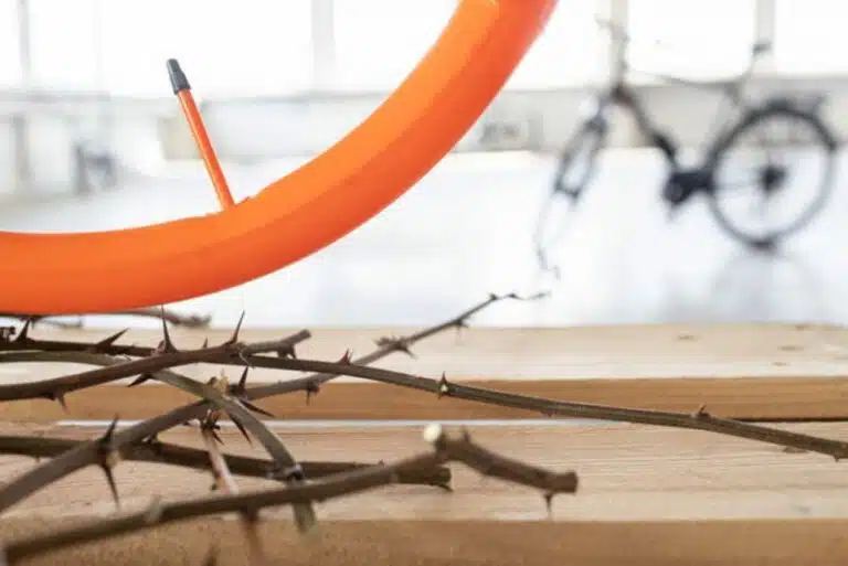 orangefarbener Tubolito Fahrradschlauch