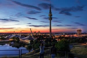 Skyline von München abends