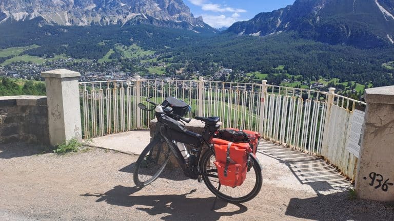 Mein vollgepacktes KTM Elotrek mit Cortina d Ampezzo, Italien im Hintergrund.