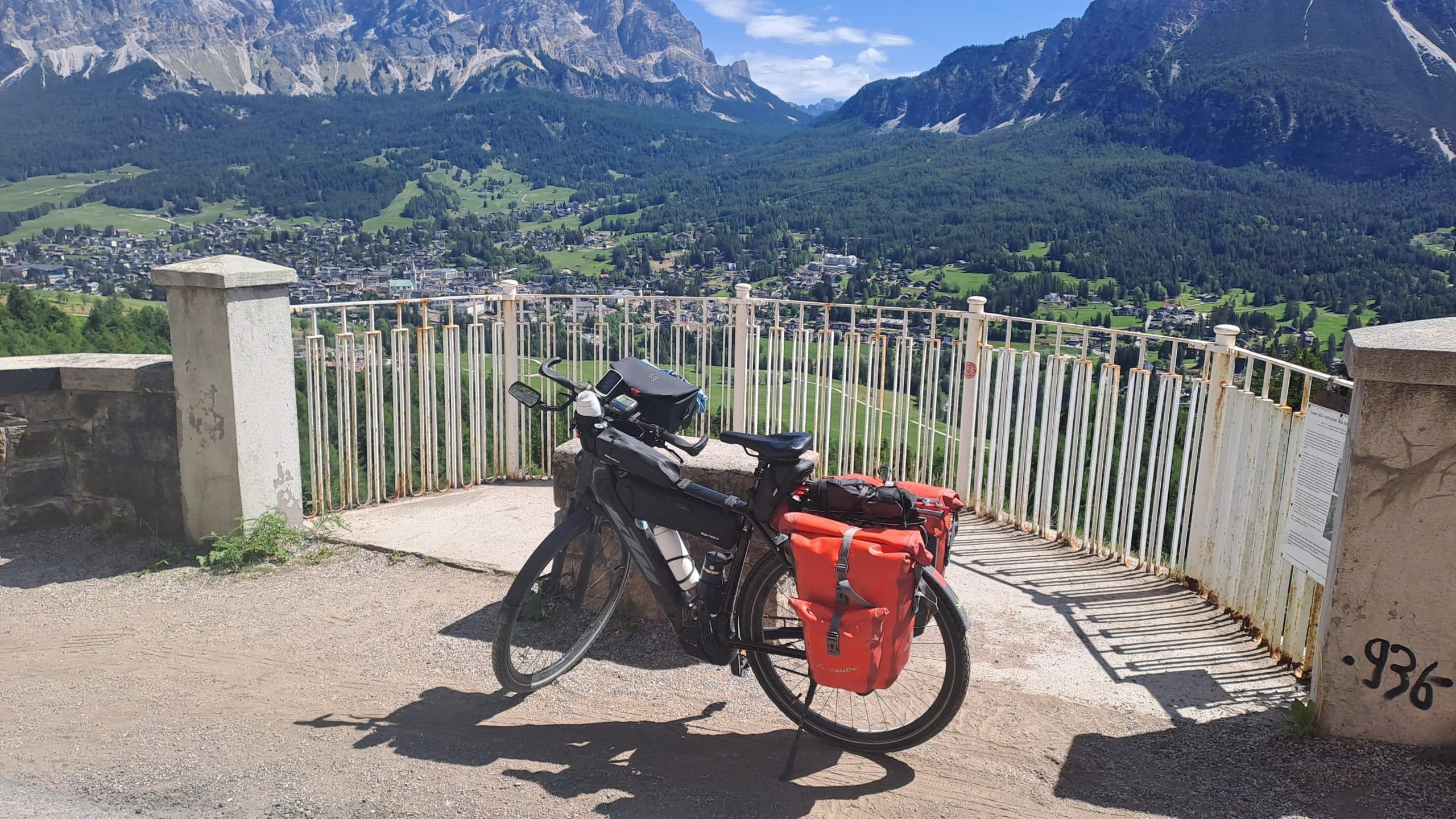 Mein vollgepacktes KTM Elotrek mit Cortina d Ampezzo, Italien im Hintergrund.