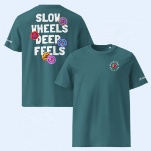 Merch t Shirt von Bikemap.net in der Farbe Stargazer mit der grossen Aufschrift SLOW WHEELS DEEP FEELS